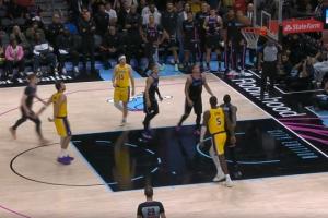 两场背靠背100分！东契奇第2罚命中 本场第60分！ 配图