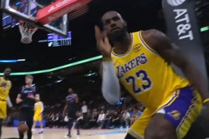 摆个帅pose！詹姆斯高速空切 被拉拽后超高擦板上篮依然2+1！ 配图