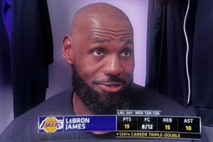 差点卡在59！詹姆斯：东契奇罚进最后一球拿到60分 我们都很高兴 配图