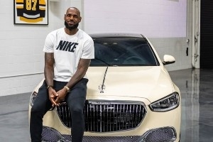 詹姆斯定制的迈巴赫S680奢华座驾!浅象牙白漆面+各种Logo细节 配图