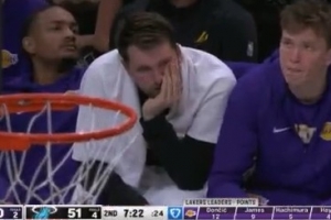 累了吗？东契奇替补席远端静坐手托下巴一脸疲惫 配图