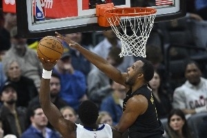 骑士防守问题不能全赖教练！骑媒点名莫布里收官阶段必须挺身而出 配图