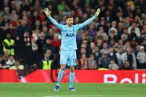 迪马济奥：热刺门将维卡里奥将接受疝气手术，有可能赛季报销 配图