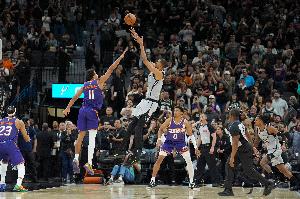 布克:最后本该贴文班更紧一点 但大概率会被吹犯规这种防守太难 配图