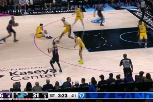 被里夫斯踢到了！东契奇直接摔倒地上 随后一瘸一拐的回替补席 配图