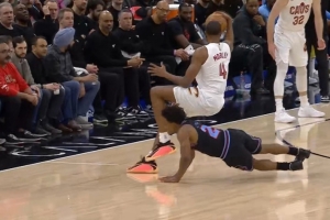 篮球也有滑铲！小莫布里拿球 被塞克斯顿滑铲撞翻 配图