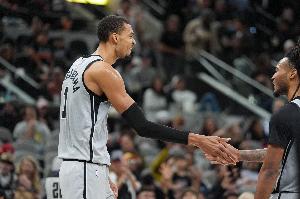 文班：我们今天表现不完美&低于平均水平 但这是很好的考验 配图