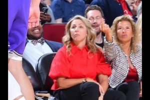 输不起啦？詹姆斯转发昨日火箭主场女球迷对东契奇竖中指照 配图