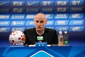 穆斯卡特:场地条件对双方来说比较困难,可能对手适应得更好一些 配图