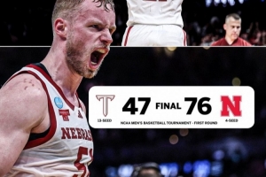 此前八次首轮出局!内布拉斯加大学疯三首胜 10000名球迷现场见证 配图