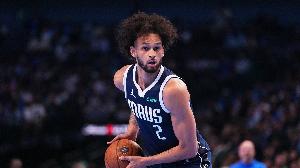 右脚手术赛季报销!莱夫利:现在能扶着拐杖走路了 不会急于求成 配图