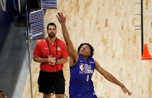 场均10.1助！Shams：爵士与G联盟助攻王肯尼迪·钱德勒签10天合同 配图