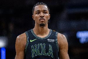 进攻状态出色！墨菲半场10中7&三分6中3轰下19分2篮板 配图