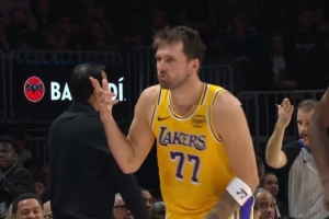 打回来了！东契奇面对阿德巴约三分命中 率队完成反超 配图