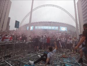 卫报:英国将无票入场列为刑事犯罪,将处最高五年禁令1000镑罚款 配图