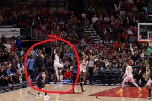 很关键！埃利斯防米勒三分被吹犯规 骑士挑战成功取消犯规&改争球 配图