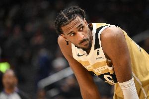 咋回事啊？萨尔首节出战不到8分钟 5中0&三分2中0一分未得 配图