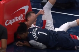 卡林顿空接扣篮带倒邓罗 邓罗防守犯规&杜伦T 活塞挑战&卡林顿也T 配图