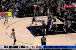 吓人！尚帕尼送抛传 文班起飞力压防守超长滞空单手空接打中 配图