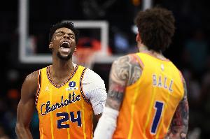 都很能打!黄蜂全场轰130分 三人得分20+&克尼佩尔17分 配图