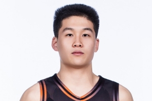 王证：我对CBA充满了向往&会更加努力 身体对抗和防守需要提升 配图