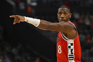 防守卖力!邓恩8投3中得8分7板3助3抢断 正负值+3首发唯一正值 配图