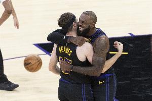 情商拉满里夫斯：暂停时詹姆斯说他不累 我也跟着说我也不累 配图