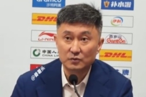 杜锋：赢一场球后又没有防守 整场比赛都没能量 一味地在外线投篮 配图