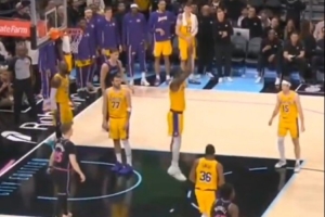 谜之操作！艾顿禁区内连续开合跳 通过对抗空气假装防守对手三分 配图