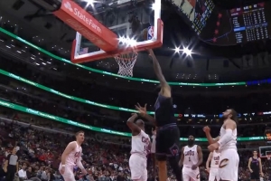 突然断电！骑士连续打铁失误 公牛疯狂反击迅速迫近比分 配图