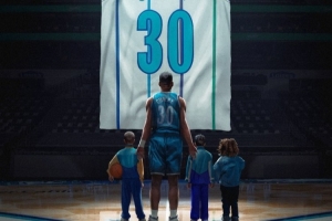 库里晒图祝贺老爸球衣退役:这位开创者的名字永远高悬于球馆上空 配图