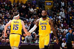 里夫斯谈带伤出战背靠背：不能在41岁球员出战的情况下选择休战 配图