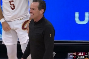 绝境哨音！哈登接球遭遇夹击 阿特金森及时喊停解围 配图