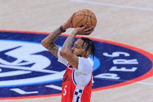 高效表现!小德里克·琼斯上半场6中4&3罚3中 砍下12分3板3助 配图