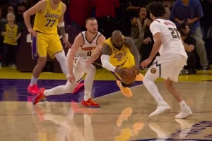 斯波:你必须尊重詹姆斯的竞争精神 飞身扑球展示了他有多么好胜 配图