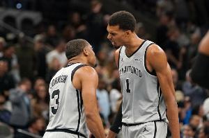 文班:凯尔登·约翰逊是球队的灵魂 他配得上赢得最佳第六人 配图