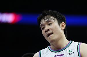 小丁退役!媒体人:时间从25岁一转眼就到了33岁 8年像被偷走一样 配图