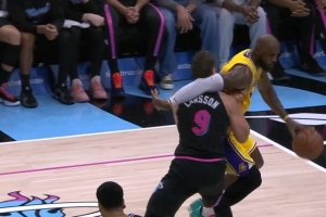 看着挺疼！詹姆斯转身击中拉松被吹进攻犯规 及时上前致意 配图