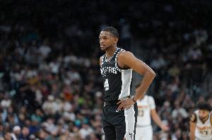 得控制一下失误!福克斯17中8砍下23分7板3助 但出现4失误 配图