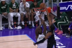 把替补席看嗨了！科迪威卷切直接起飞 单臂暴力隔扣普林斯！ 配图