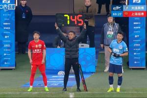 海港调整锋线！武磊第70分钟替补登场，莱昂纳多被换下 配图