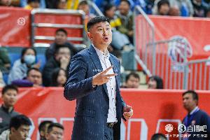 媒体人：杜锋身兼数职太忙了 参加活动而牺牲了球队的赛前备战 配图