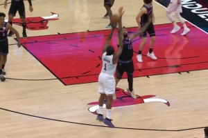 根本不讲道理！哈登找节奏迎着理查兹干拔三分再中 个人第5记！ 配图