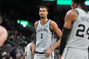 文班亚马谈球队险胜太阳：这是一次很好的考验 而我们通过了 配图