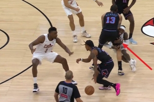 这下挺蛋疼~施罗德挤掩护时肩膀撞到理查兹裆部 被吹一级恶意犯规 配图