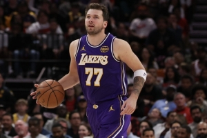 砍瓜喝水！东契奇三节砍本赛季第13次单场40+ 继续扩大领跑优势 配图