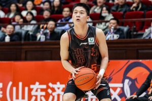 邱彪打趣:王证要加强力量&再自信点 打球没出汗 来发布会出汗了 配图