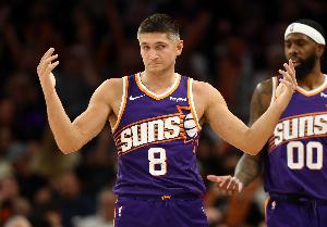 奥特:阿伦膝伤不会是长期问题 他一直保持着极高的竞争水准 配图