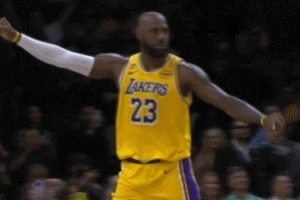 期待→懊恼→开心→兴奋！来看东契奇60分前后老詹表情细节变化！ 配图