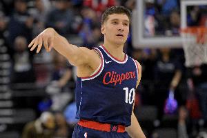 还是可以用的！博格丹替补9中6&3记三分拿下16分1板1助 配图